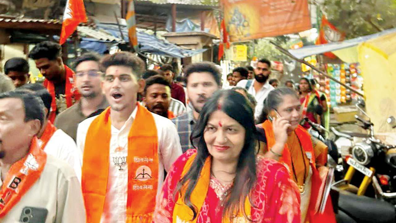 પ્રચાર દરમ્યાન વૉર્ડ-નંબર ૧૭૭નાં BJPનાં ઉમેદવાર કલ્પેશા જેસલ કોઠારી.