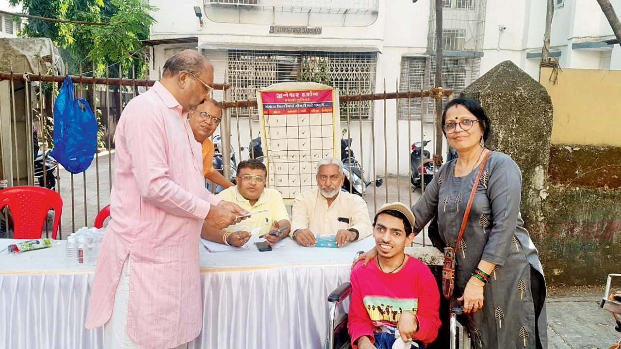 મતદાન કરવા જઈ રહેલો મીત વેદ.