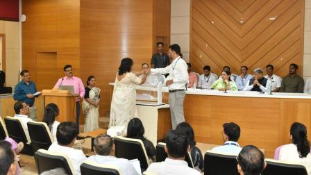 અધિકારીઓએ જણાવ્યું હતું કે, 29 મ્યુનિસિપલ કૉર્પોરેશનોમાંથી 15 માં વિવિધ અનામત શ્રેણીઓમાંથી મહિલા મેયર હશે. (તસવીરો: મિડ-ડે)