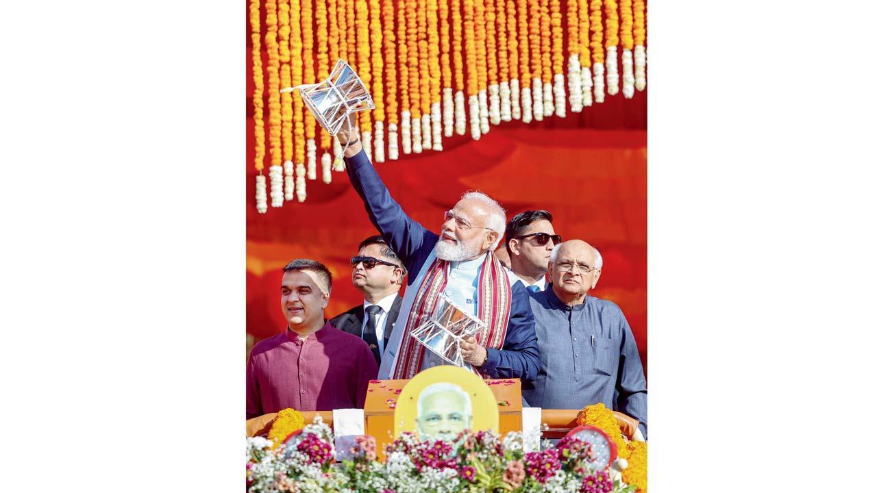 સોમનાથમાં ગઈ કાલે ૧૦૮ અશ્વસવારો સાથે શૌર્ય યાત્રા દરમ્યાન ડમરુ વગાડી રહેલા નરેન્દ્ર મોદી.