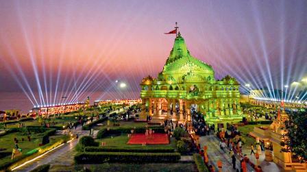 સોમનાથ સ્વાભિમાન પર્વ નિમિત્તે સોમનાથ મંદિરને દુલ્હનની જેમ સજાવવામાં આવ્યું છે.