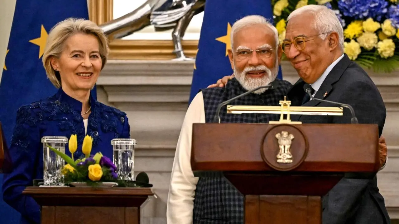 નવી દિલ્હીના હૈદરાબાદ હાઉસ ખાતે બેઠક પછી સંયુક્ત પ્રેસ નિવેદનો દરમિયાન યુરોપિયન કમિશનના પ્રમુખ ઉર્સુલા વોન ડેર લેયેન (ડાબે) ભારતના વડા પ્રધાન નરેન્દ્ર મોદી યુરોપિયન કાઉન્સિલના પ્રમુખ એન્ટોનિયો કોસ્ટા (જમણે)ને ભેટી રહ્યા છે તે ક્ષણ (તસવીર સૌજન્યઃ એએફપી)
