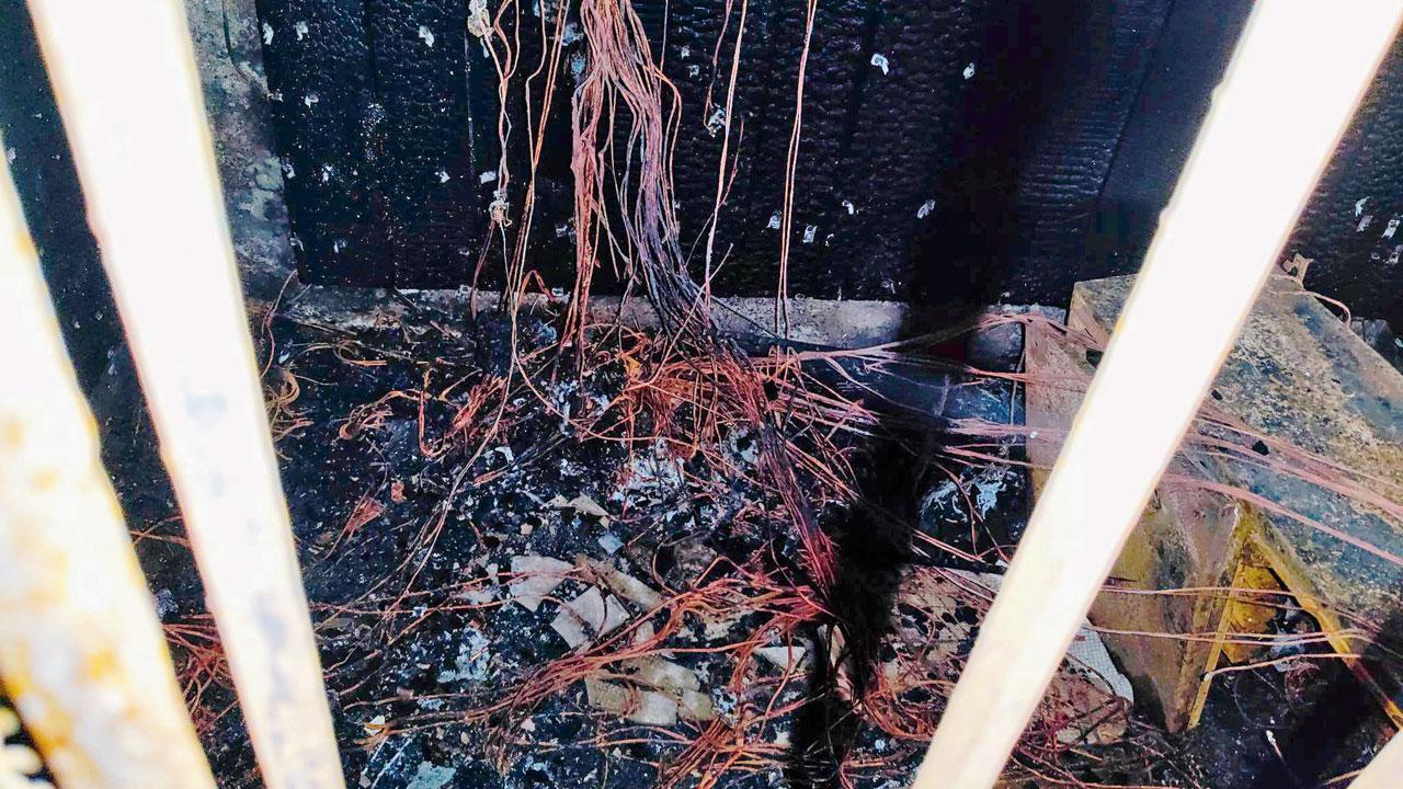 સાંઈધામ લોહેલા બિલ્ડિંગમાં સળગી ગયેલું મીટર-બૉક્સ