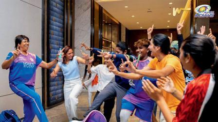 ઢોલ-નાગારાની બીટ પર તમામ પ્લેયર્સ ભાંગડા કરતા જોવા મળ્યા હતા