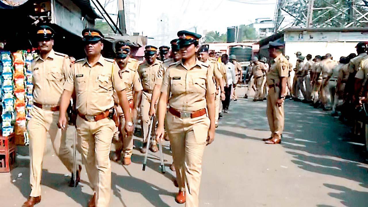 ગઈ કાલે મુંબઈભરમાં પોલીસે ચૂંટણીની તૈયારીઓનું નિરીક્ષણ કર્યું હતું. 