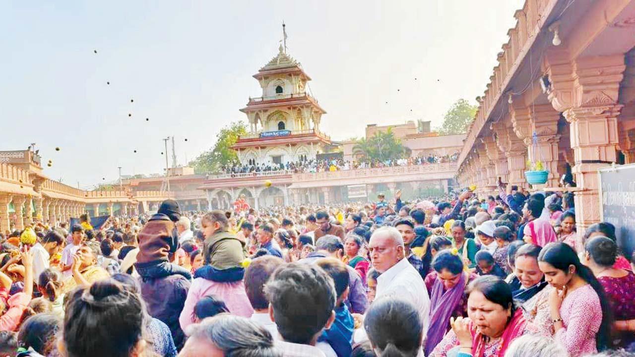 સંતરામ મંદિરમાં બોરની ઉછામણી થઈ હતી અને શ્રદ્ધાળુઓએ એને ઝીલ્યાં  હતાં.