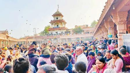 સંતરામ મંદિરમાં બોરની ઉછામણી થઈ હતી અને શ્રદ્ધાળુઓએ એને ઝીલ્યાં  હતાં.