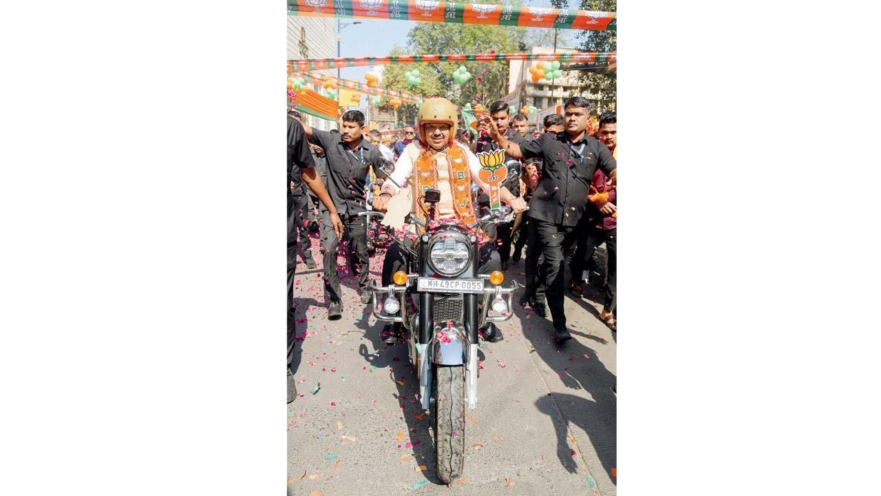  ગઈ કાલે ચૂંટણીપ્રચારના છેલ્લા દિવસે મુખ્ય પ્રધાન દેવેન્દ્ર ફડણવીસે નાગપુરમાં બાઇક રૅલીમાં ભાગ લીધો હતો.