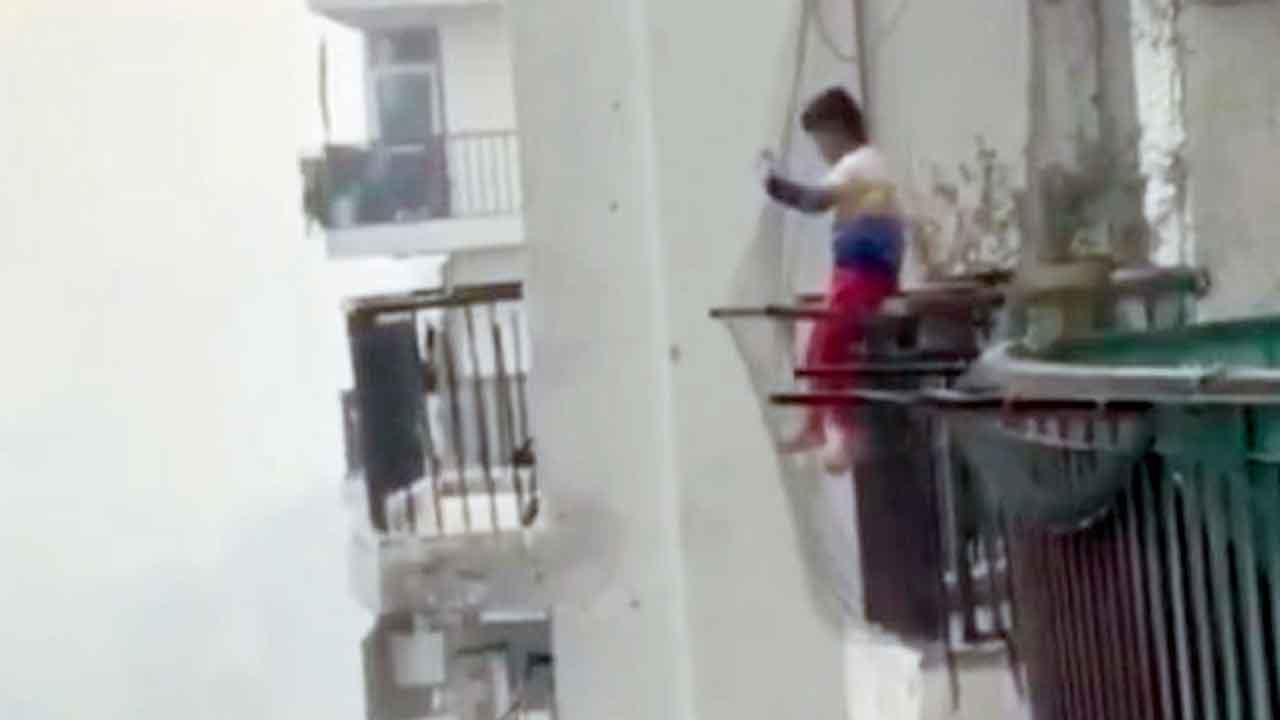 એક હાઇરાઇઝ બિલ્ડિંગની બાલ્કનીમાં બેઠેલા છોકરાએ બધાના જીવ અધ્ધર કરી દીધા
