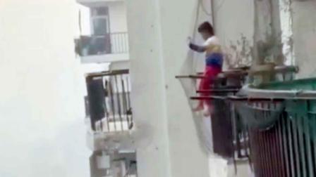 એક હાઇરાઇઝ બિલ્ડિંગની બાલ્કનીમાં બેઠેલા છોકરાએ બધાના જીવ અધ્ધર કરી દીધા