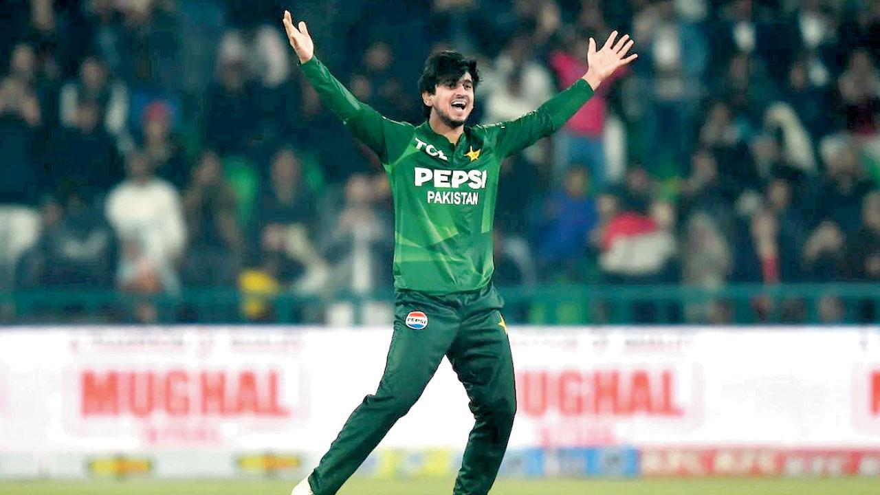 પાકિસ્તાનના યંગ ઑલરાઉન્ડર સૈમ અયુબે હાઇએસ્ટ ૪૦ રન કરીને બે વિકેટ પણ લીધી હતી