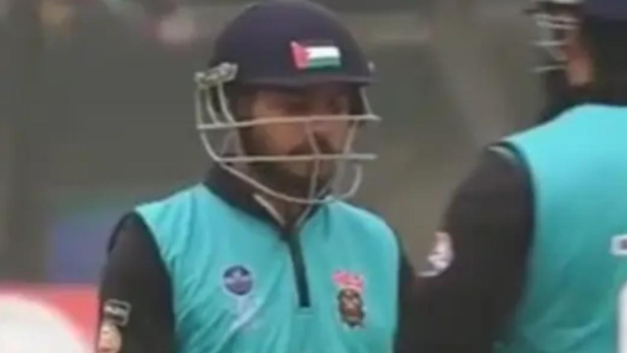 ક્રિકેટર પેલેસ્ટાઇનના ધ્વજવાળું હૅલ્મેટ પહેરેલો જોવા મળ્યો (તસવીર: X)