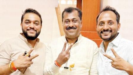 પનવેલ મ્યુનિસિપલ કૉર્પોરેશનના વૉર્ડ-નંબર 18-Bમાંથી બિનવિરોધ ચૂંટાઈ આવેલા ભારતીય જનતા પાર્ટીના નગરસેવક નીતિન પાટીલ ખુશખુશાલ જોવા મળ્યા હતા.