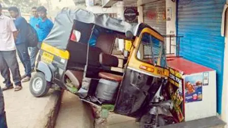 અકસ્માતગ્રસ્ત રિક્ષા