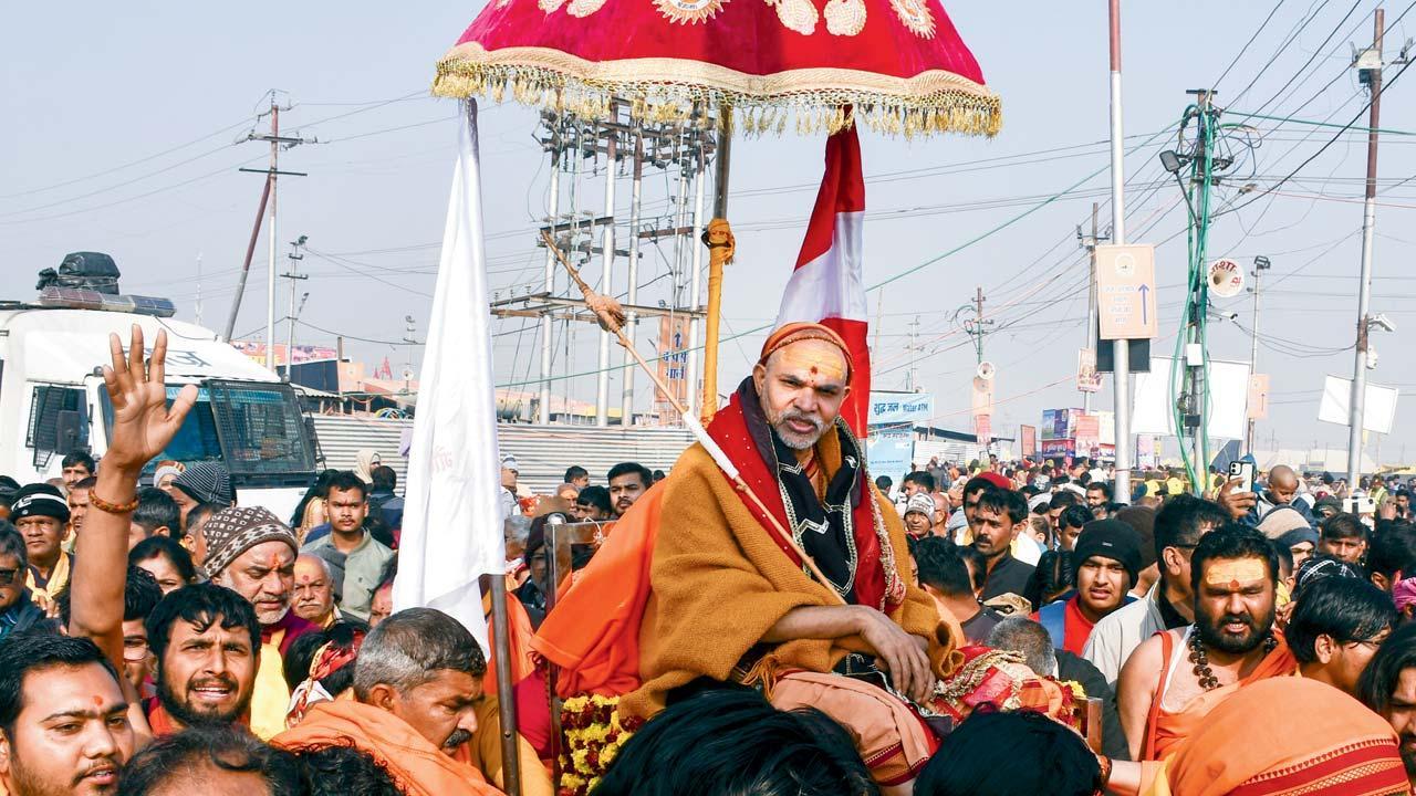 ગઈ કાલે સંગમતટ પર જતી વખતે સ્વામી અવિમુક્તેશ્વરાનંદજીને અટકાવવામાં આવ્યા હતા.