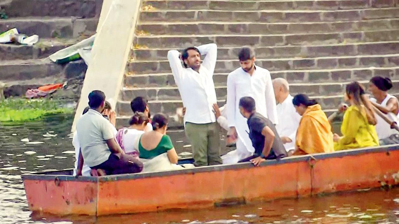  ગઈ કાલે બારામતીમાં અજિત પવારનાં અસ્થિનું વિસર્જન કરતા પરિવારજનો