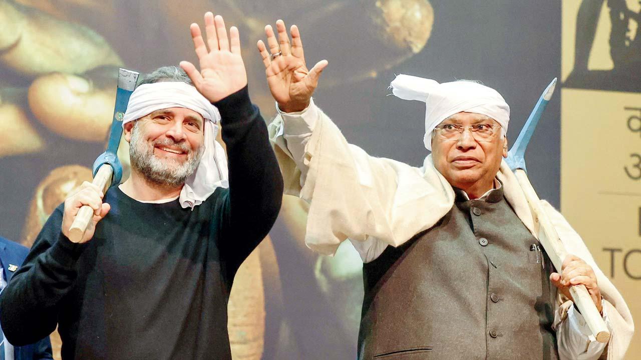 ગઈ કાલે દિલ્હીમાં યોજાયેલા શ્રમિક સંમેલનમાં માથે ગમછો અને હાથમાં કોદાળી સાથે રાહુલ ગાંધી અને મલ્લિકાર્જુન ખડગે.