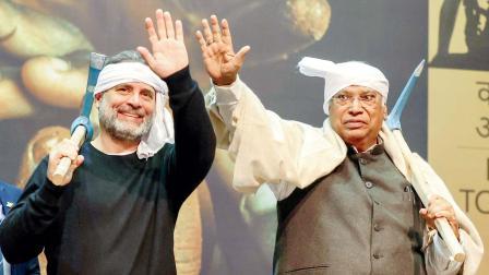 ગઈ કાલે દિલ્હીમાં યોજાયેલા શ્રમિક સંમેલનમાં માથે ગમછો અને હાથમાં કોદાળી સાથે રાહુલ ગાંધી અને મલ્લિકાર્જુન ખડગે.