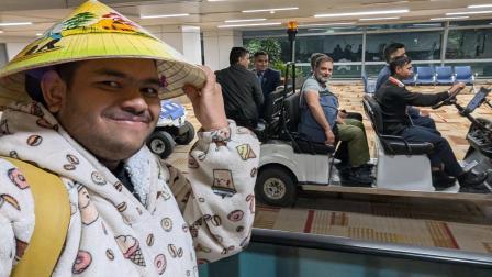 એક વ્લૉગરને રાહુલ ગાંધી ઍરપોર્ટ  પર મળી આવ્યા હતા.