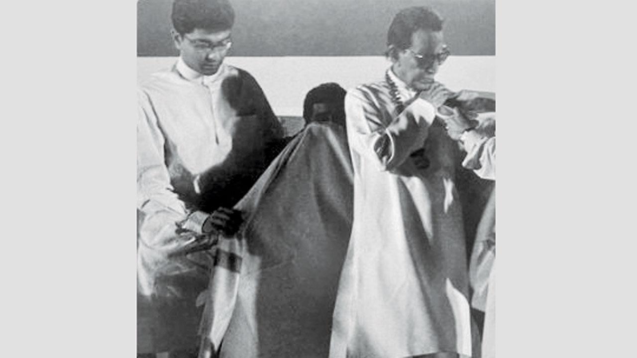 રાજ ઠાકરેએ સોશ્યલ મીડિયામાં કરેલી પોસ્ટ સાથે તેમનો બાળ ઠાકરે સાથેનો જૂનો ફોટો અપલોડ કર્યો હતો