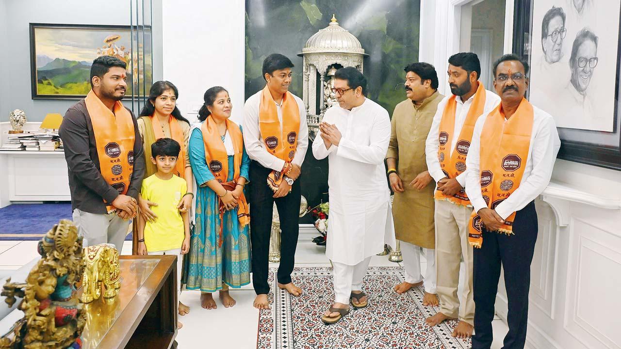 ગઈ કાલે રાજ ઠાકરેને તેમના ઘરે મળવા આવેલા વિજેતા કૉર્પોરેટરો. તસવીર : આશિષ રાજે