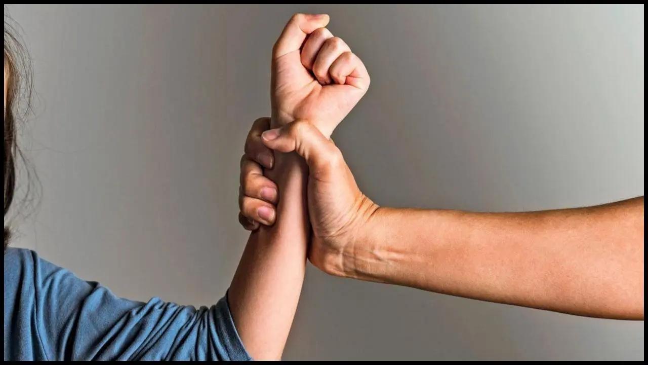 મુંબઈ: સગીરાનું અપહરણ, જાતીય શોષણ અને બળજબરીથી ઇસ્લામ ધર્મ પરિવર્તન, આરોપી ફરાર