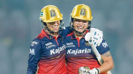 વડોદરામાં ગઈ કાલે રૉયલ ચૅલેન્જર્સ બેન્ગલુરુની કૅપ્ટન સ્મૃતિ માન્ધાના અને રિચા ઘોષ મૅચ જીત્યા બાદ ખુશખુશાલ.