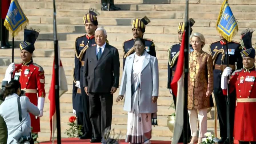 કર્તવ્ય પથ પર રાષ્ટ્રધ્વજ ફરકાવતા રાષ્ટ્રપતિ દ્રૌપદી મુર્મુ (તસવીરઃ પીટીઆઇ)