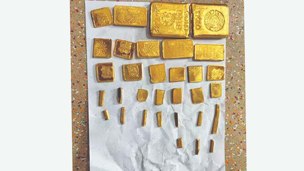 મીટ ગ્રાઇન્ડરમાંથી ૧.૮૧૫ કિલો સોનાના ૩૨ ટુકડા મળી આવ્યા હતા.