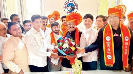 ઉપાધ્યક્ષ તરીકે ચૂંટાયેલા NCPના સદાશિવ પાટીલ સાથે શિવસેનાના સંસદસભ્ય ડૉ. શ્રીકાંત શિંદે.