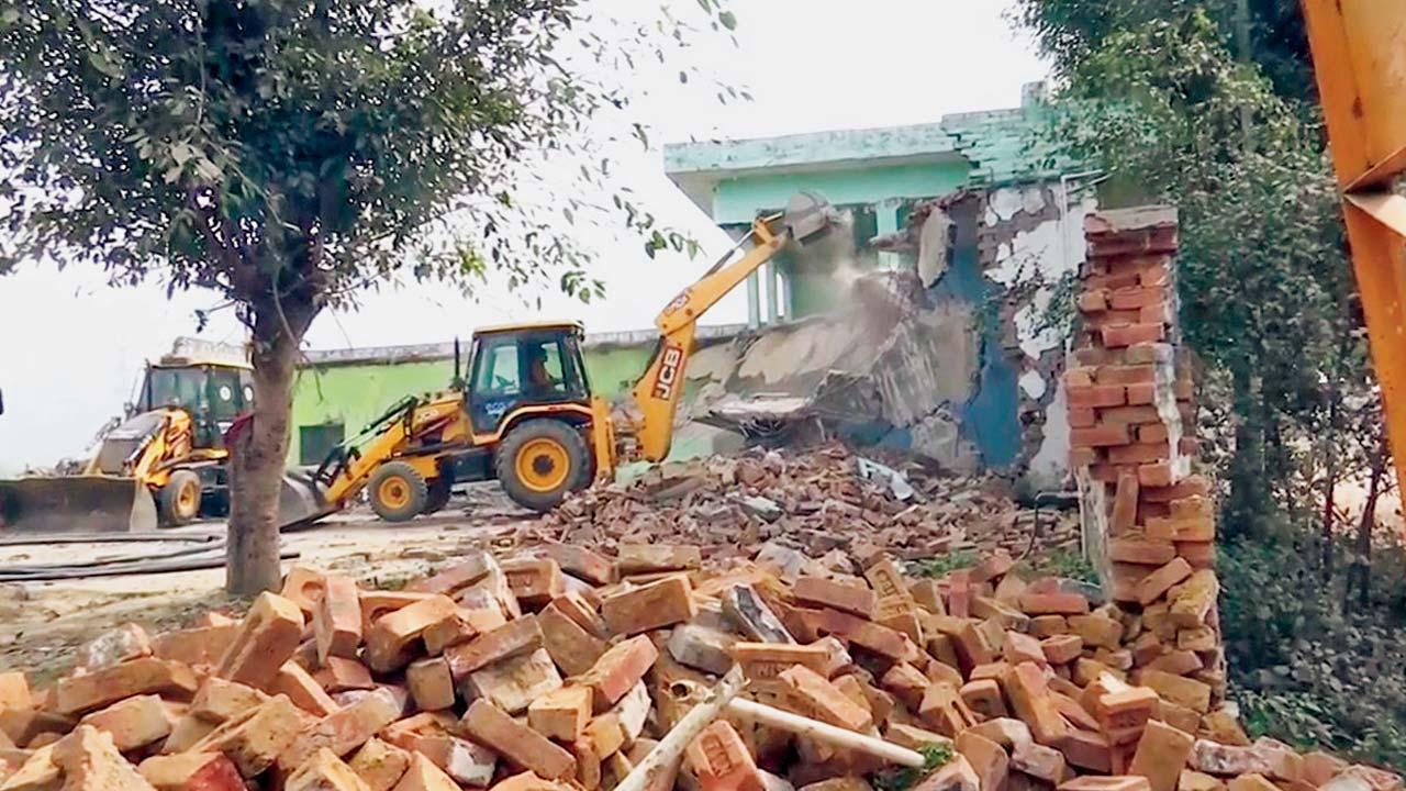 આ જમીન ગરીબ પરિવારોને રહેઠાણ માટે આ જમીન ફાળવવામાં આવી રહી છે એટલે વહીવટી તંત્રે કબજો સોંપતાં પહેલાં કાટમાળ દૂર કર્યો હતો