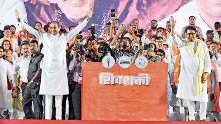 ગઈ કાલે શિવાજી પાર્કમાં શિવસેના (UBT) અને MNSની સંયુક્ત રૅલી દરમ્યાન સ્ટેજ પરથી સમર્થકોનું અભિવાદન ઝીલતા ઉદ્ધવ અને રાજ ઠાકરે. તસવીર : રાણે આશિષ