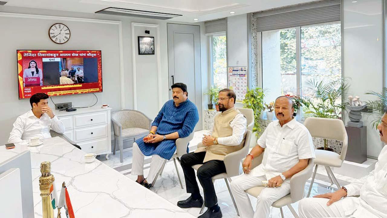 MNSના કલ્યાણ- ડોમ્બિવલીના નેતા રાજુ પાટીલ શિવસેનાના નેતા શ્રીકાંત શિંદે સાથે.