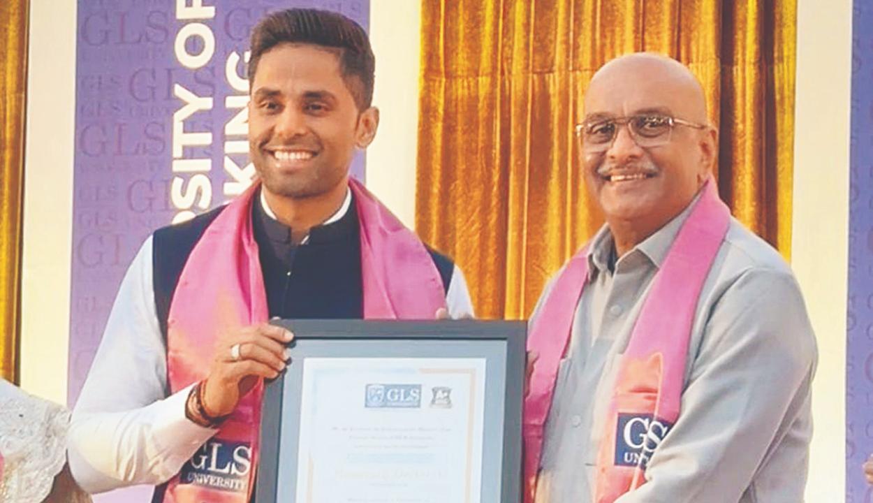 સૂર્યકુમાર યાદવના હસ્તે સિદ્ધાર્થ રાંદેરિયાને ડૉક્ટરેટની પદવીથી નવાજવામાં આવ્યા હતા