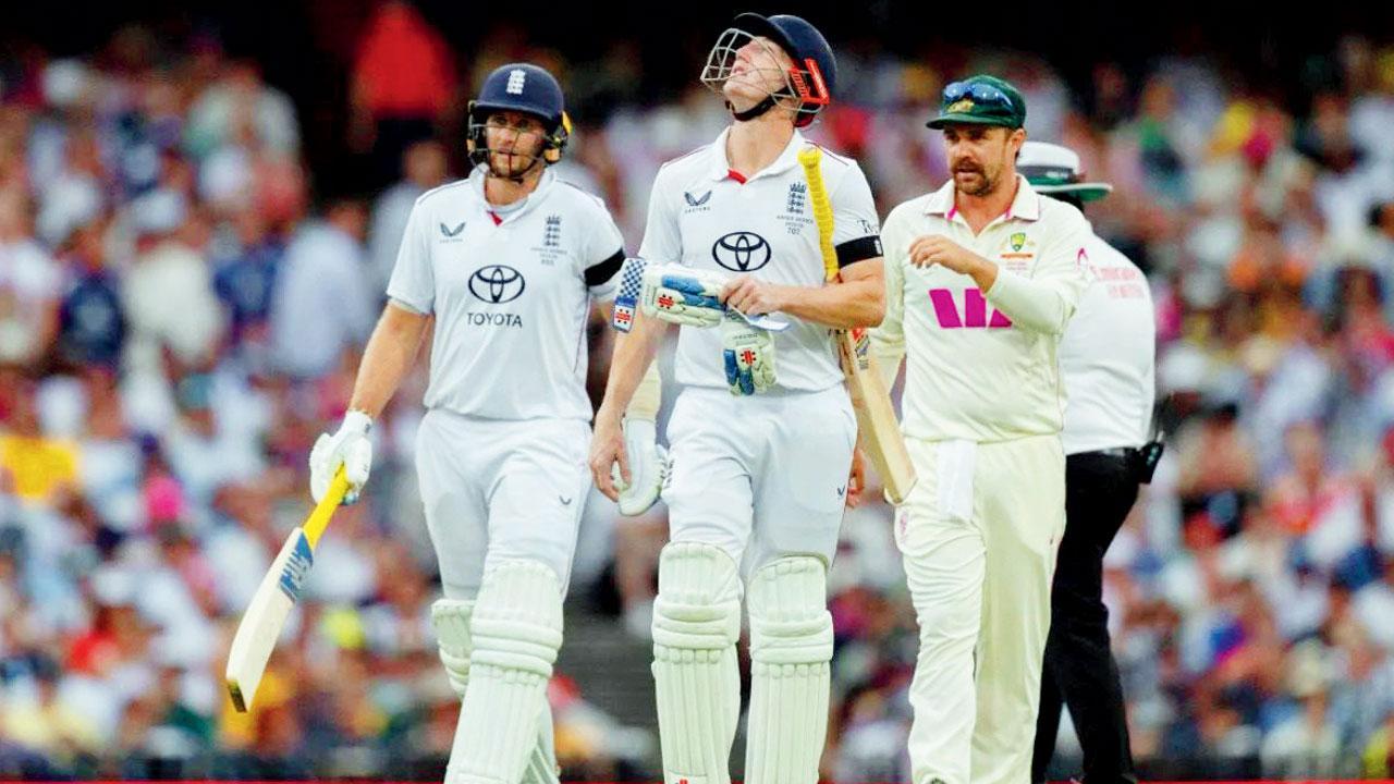 ખરાબ પ્રકાશ અને વરસાદના વિક્ષેપ વચ્ચે બન્ને ટીમના પ્લેયર્સે મેદાનની બહાર જવા મજબૂર થવું પડ્યું હતું