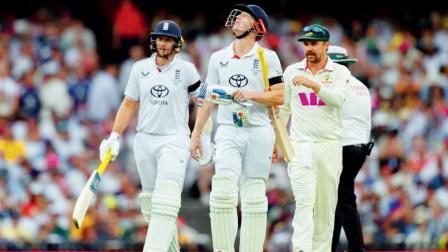 ખરાબ પ્રકાશ અને વરસાદના વિક્ષેપ વચ્ચે બન્ને ટીમના પ્લેયર્સે મેદાનની બહાર જવા મજબૂર થવું પડ્યું હતું