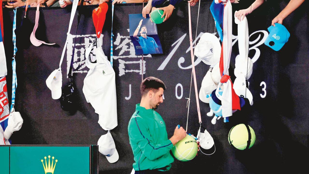 નોવાક જૉકોવિચનો ઑટોગ્રાફ લેવા દોરી લટકાવીને પોતાની વસ્તુ નીચે મોકલી રહ્યા હતા ફૅન્સ.