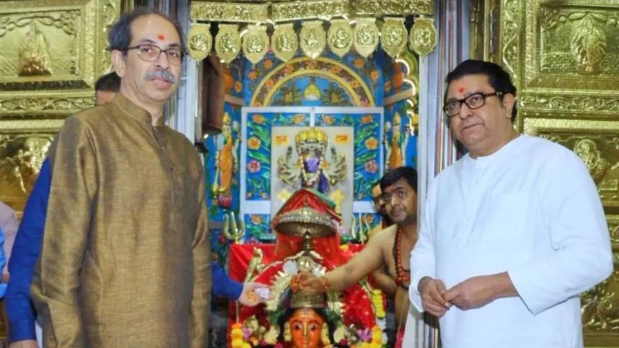 BMC ચૂંટણી 2026 પહેલા, પિતરાઈ ભાઈઓ રાજ અને ઉદ્ધવ ઠાકરે, તેમના પરિવારો સાથે, આશીર્વાદ મેળવવા માટે મુમ્બા દેવી મંદિરની મુલાકાત લીધી. (તસવીરો: મિડ-ડે)