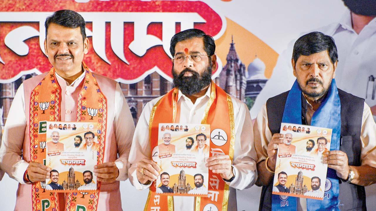 ગઈ કાલે ચૂંટણીઢંઢેરા લૉન્ચ કરતા દેવેન્દ્ર ફડણવીસ, એકનાથ શિંદે અને રામદાસ આઠવલે.