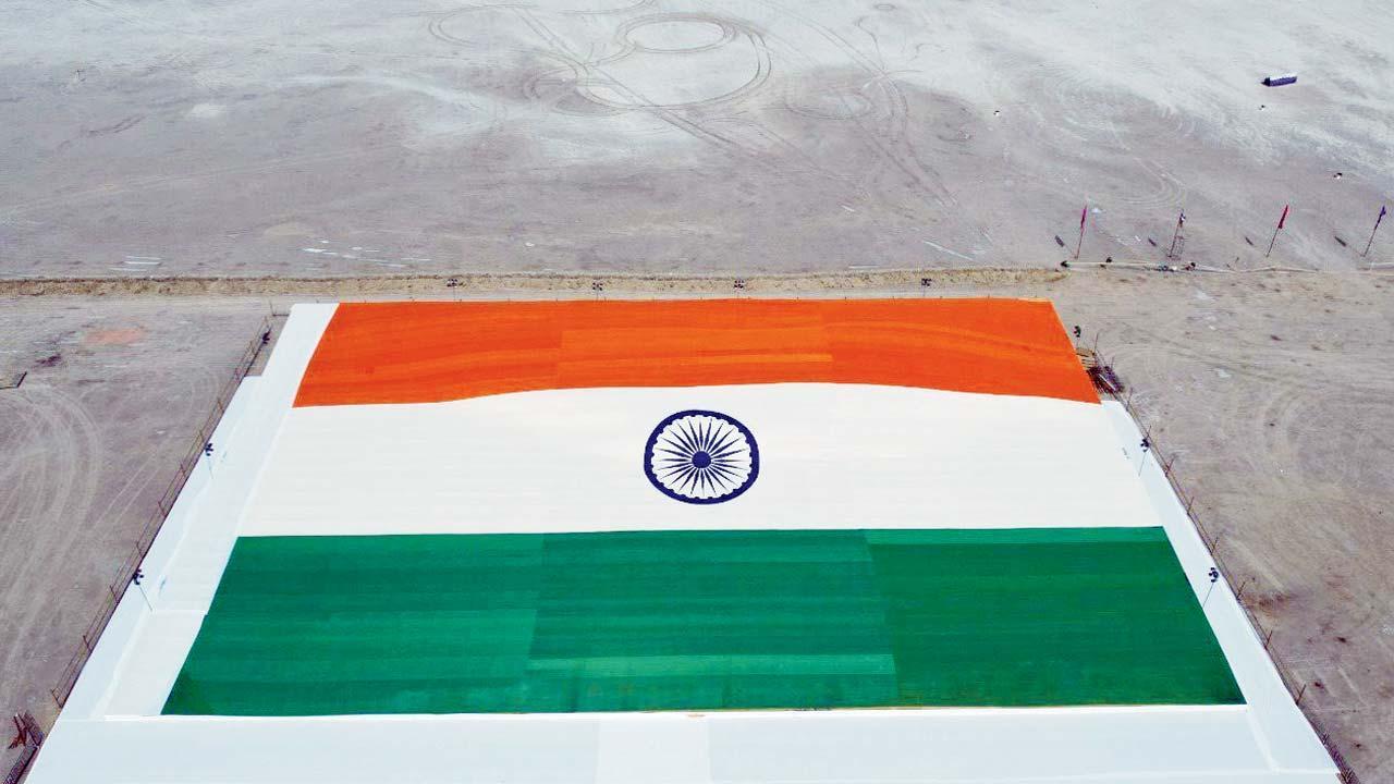 કચ્છના સફેદ રણમાં વિશ્વના સૌથી મોટા તિરંગાનું પ્રદર્શન કરવામાં આવ્યું હતું. 