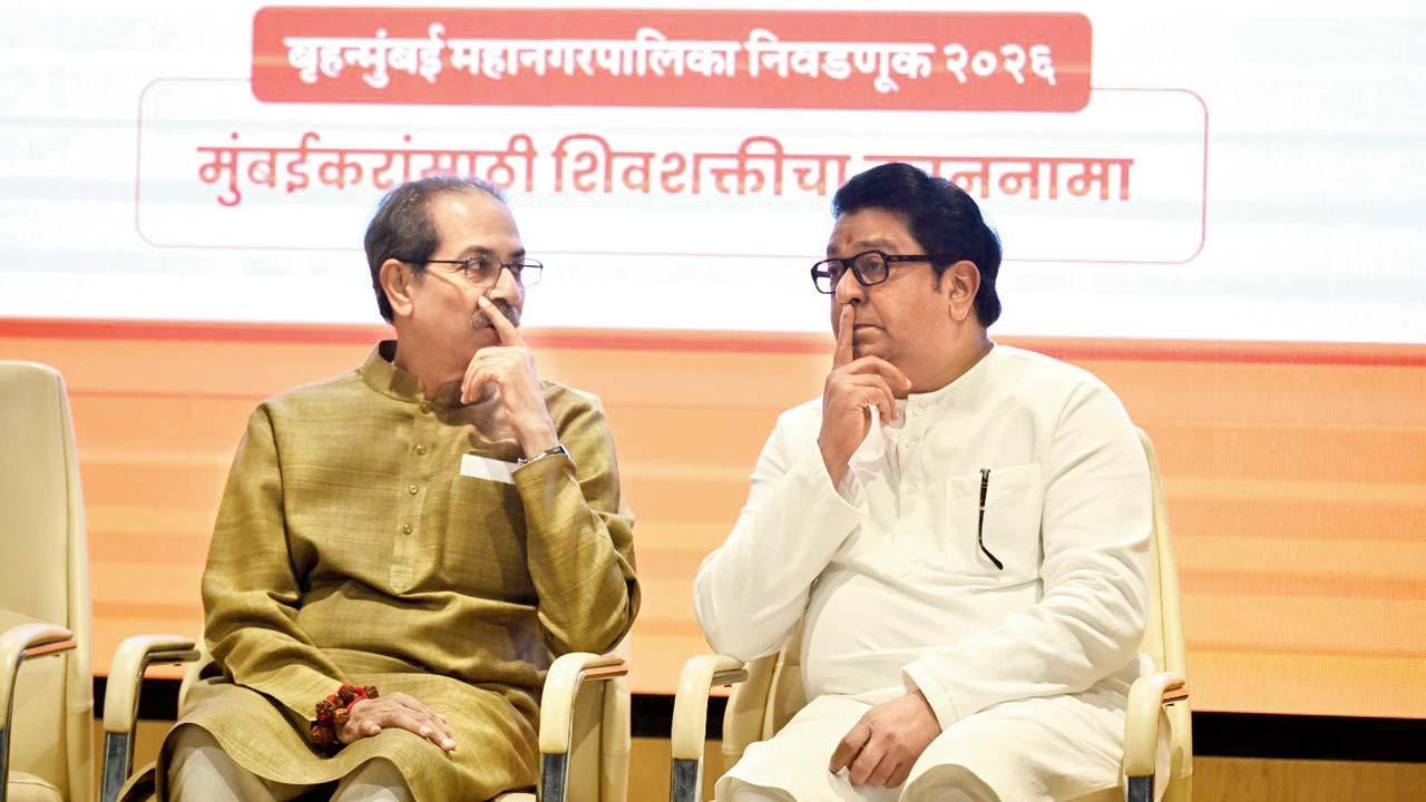 ગઈ કાલે દાદરના શિવસેના ભવનમાં ઉદ્ધવ અને રાજ ઠાકરે. તસવીર : અતુલ કાંબળે