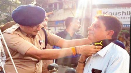 અમદાવાદ પોલીસે ટૂ-વ્હીલરચાલકોના ગળામાં નેક-પ્રોટેક્શન કવર લગાડ્યાં હતાં અને વાહન પર સેફટી-ગાર્ડ ફિટ કરી આપ્યાં હતાં.