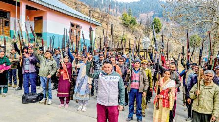 ડોડામાં ગ્રામજનોને આધુનિક હથિયારો વાપરતાં શીખવવાનો કૅમ્પ.