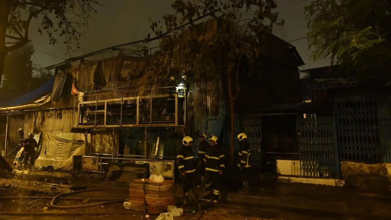 સાઉથ બૉમ્બેમાં વાડી બંદર પાસેનું કૉટન વૅરહાઉસ આગના ભરડામાં