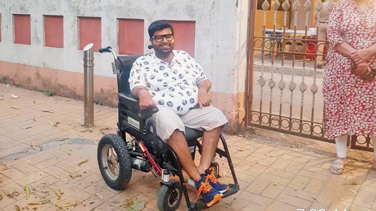 દાદર-વેસ્ટમાં આવેલા બ્રહ્મ સહાયક સંઘ મતદાનમથક પર સૌથી પહેલો મત આપનાર કરણ શાહ.