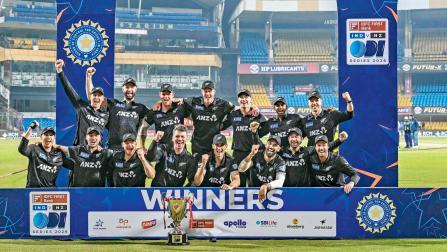 ઇન્દોરમાં ગઈ કાલે ટીમ ઇન્ડિયાને ભારતની ધરતી પર પહેલી જ વાર વન-ડે સિરીઝમાં ૨-૧થી હરાવ્યા બાદ ટ્રોફી સાથે ખૂબ જ ખુશખુશાલ ન્યુ ઝીલૅન્ડની ટીમ.