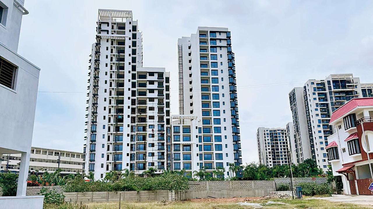 ૬૦ મીટર ઊંચો ટાવર લગભગ ૨૦૦ મિલીમીટર નમ્યો છે
