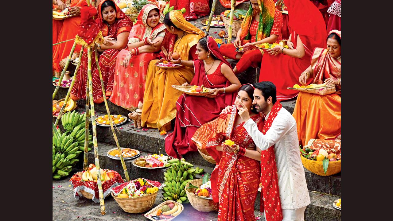 બાણગંગા તળાવ ખાતે ‘યે પ્રેમ મોલ લિયા’નું શૂટિંગ કરી રહેલાં આયુષમાન ખુરાના અને શર્વરી. 