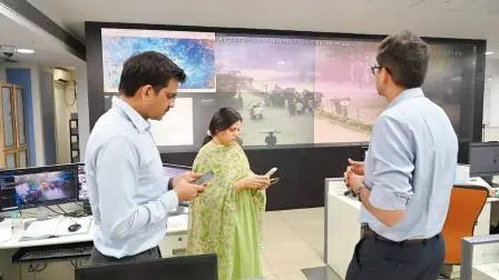 BMCના ઇમર્જન્સી રિસ્પૉન્સ રૂમમાં હાજર BMCનાં કમિશનર અશ્વિની ભિડે.