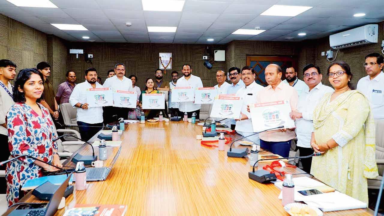 હાથમાં ‘ફોર બિન, થાણે ક્લીન’નાં પોસ્ટરો લઈને ઝુંબેશ લૉન્ચ કરતા થાણે મ્યુનિસિપલ કૉર્પોરેશનના અધિકારીઓ.